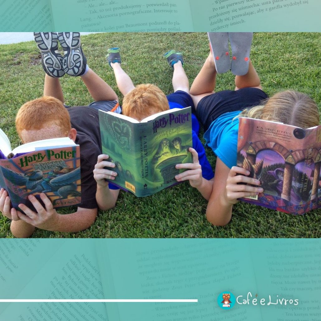 foto de crianças lendo na grama