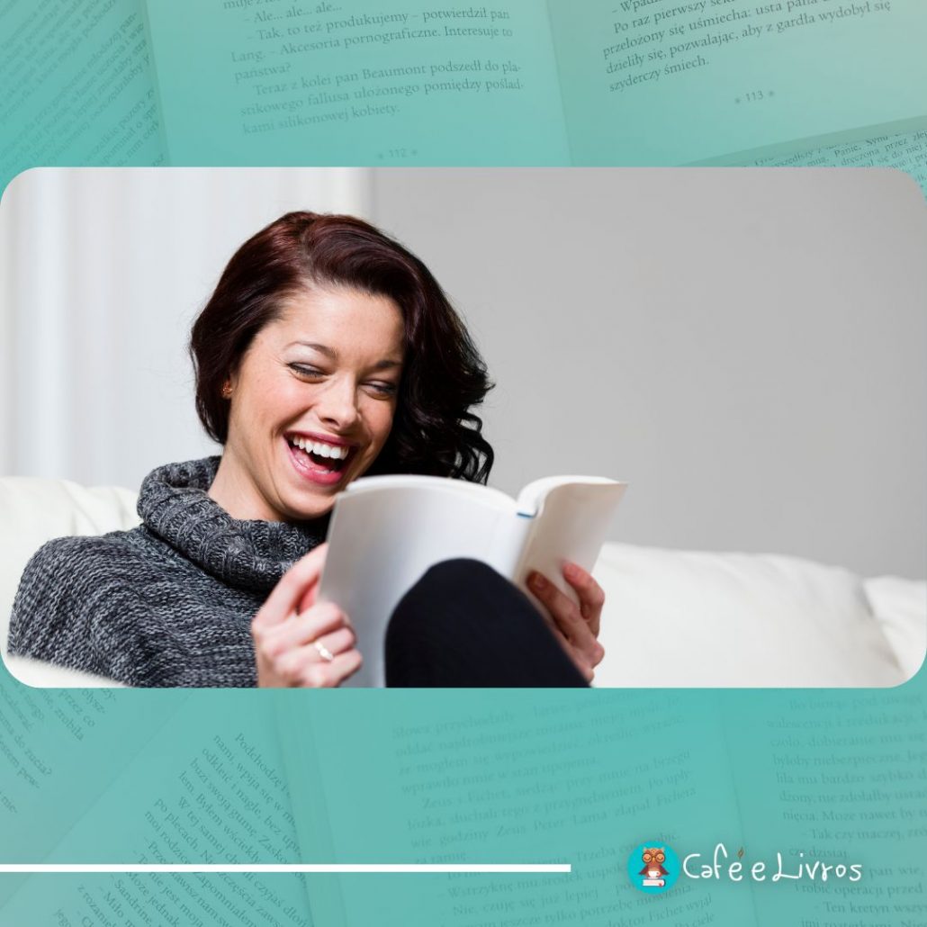 Mulher rindo ao ler um livro
