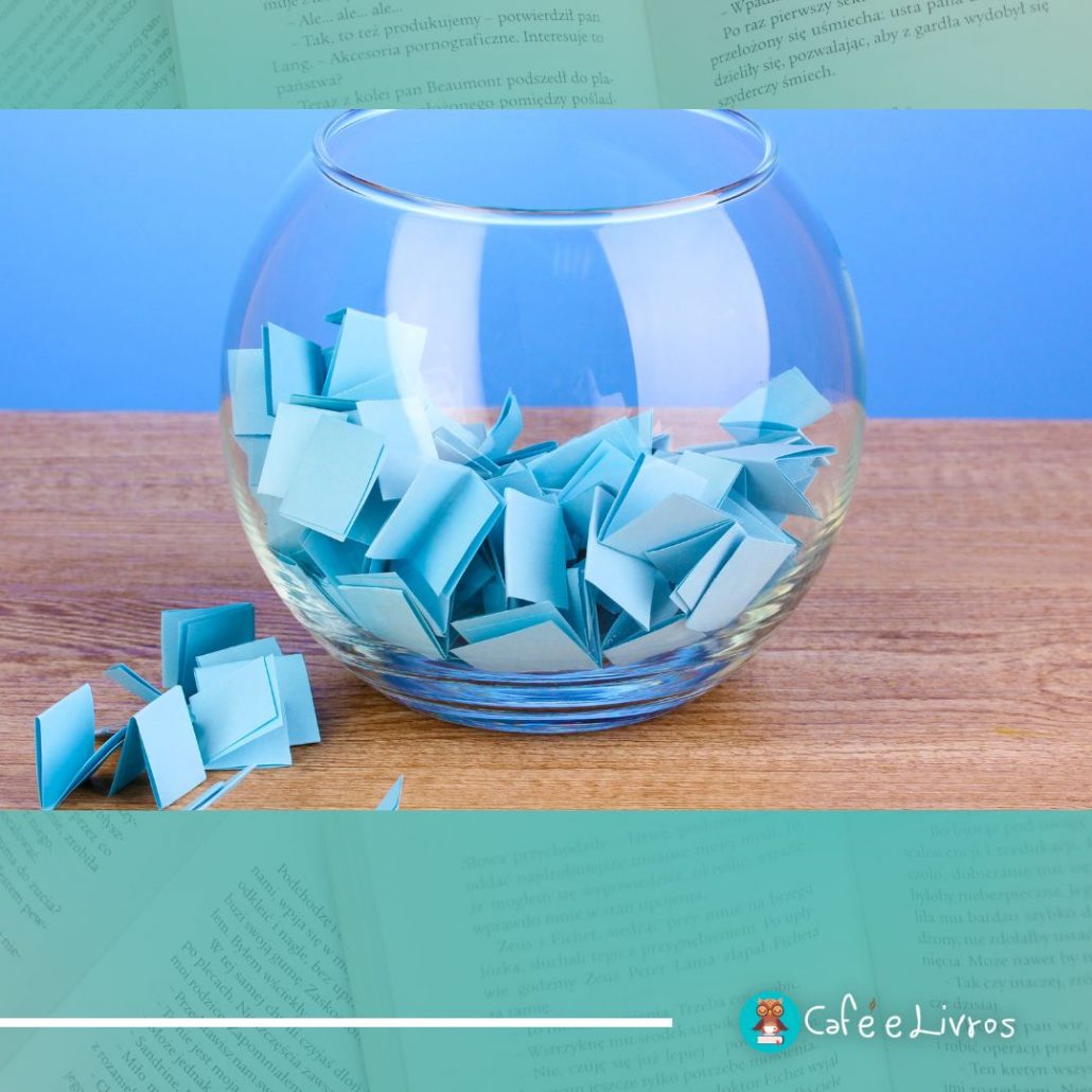 Tigela de vidro com pedaços dobrados de papel azul
